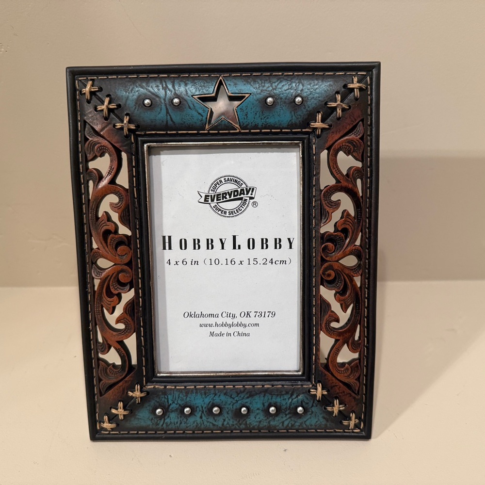 Star and Scroll Cutout Picture Frame 4" x 6"